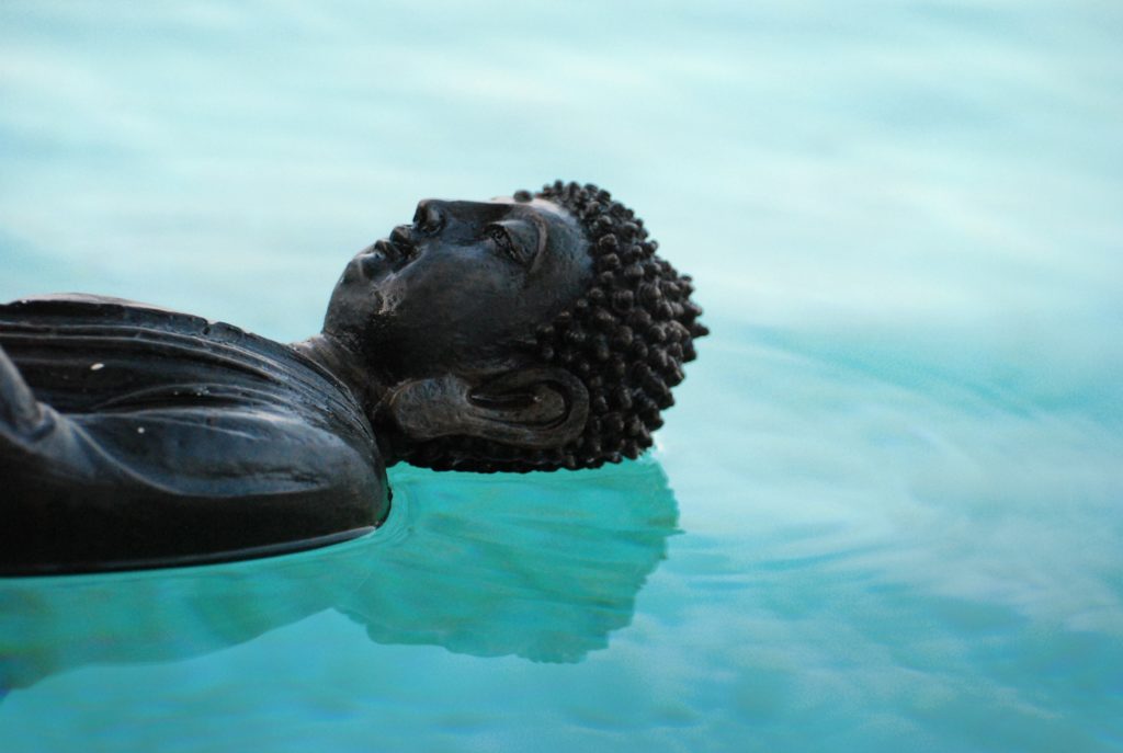Buddha schwimmend
